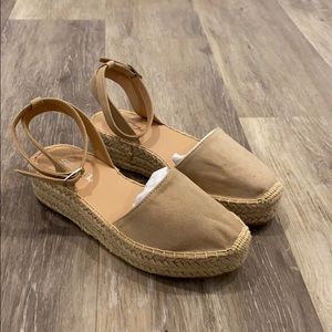 NWT Soda size 6 fiesta Sandal. Brand new